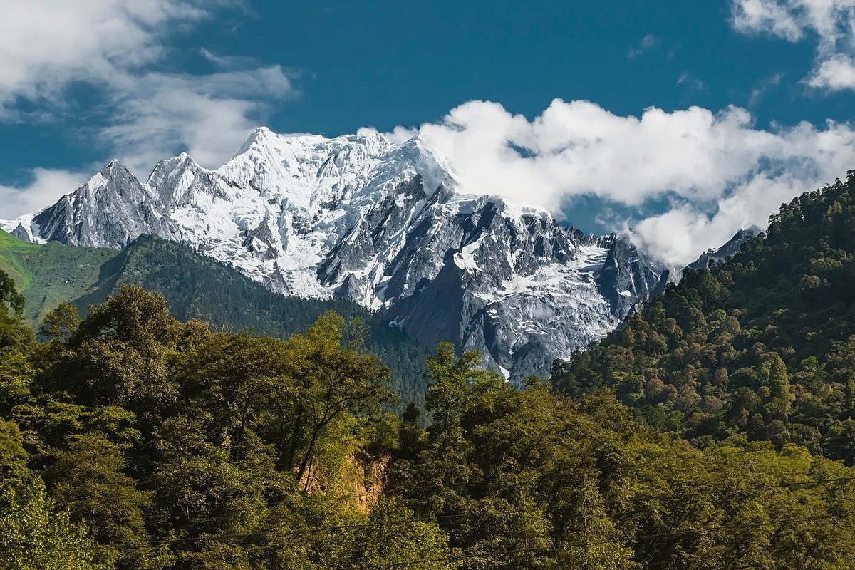 路拍---远远的看看南迦巴瓦雪峰