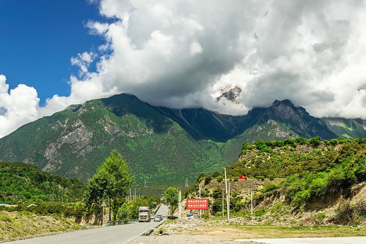 路拍---远远的看看南迦巴瓦雪峰