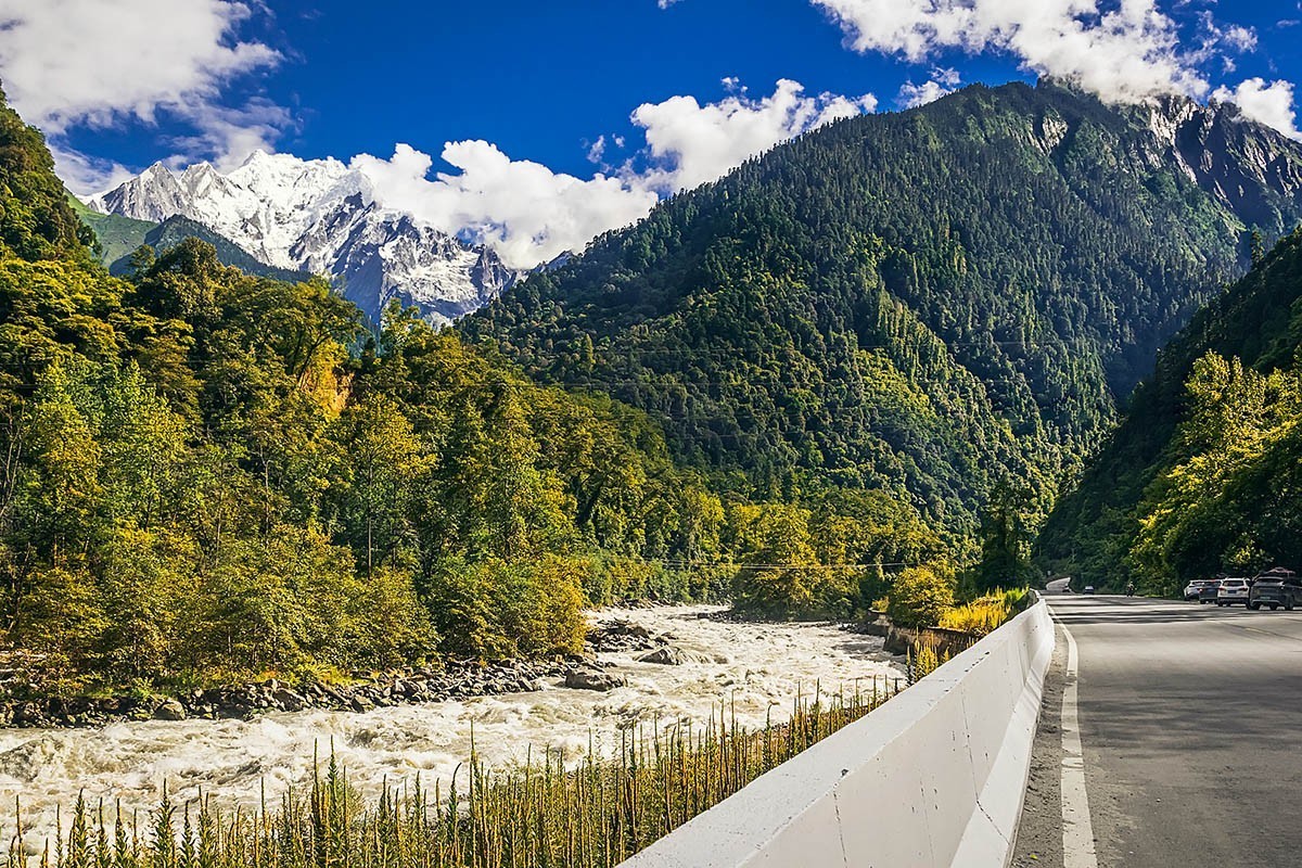路拍---远远的看看南迦巴瓦雪峰