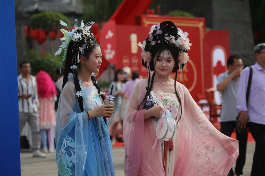 洛阳市‘汉酱杯’汉唐大型集体婚礼今日举行