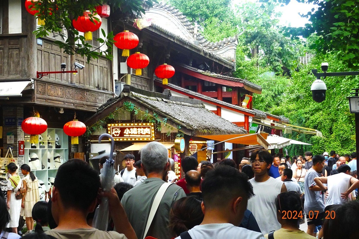 人流如织的锦里古街