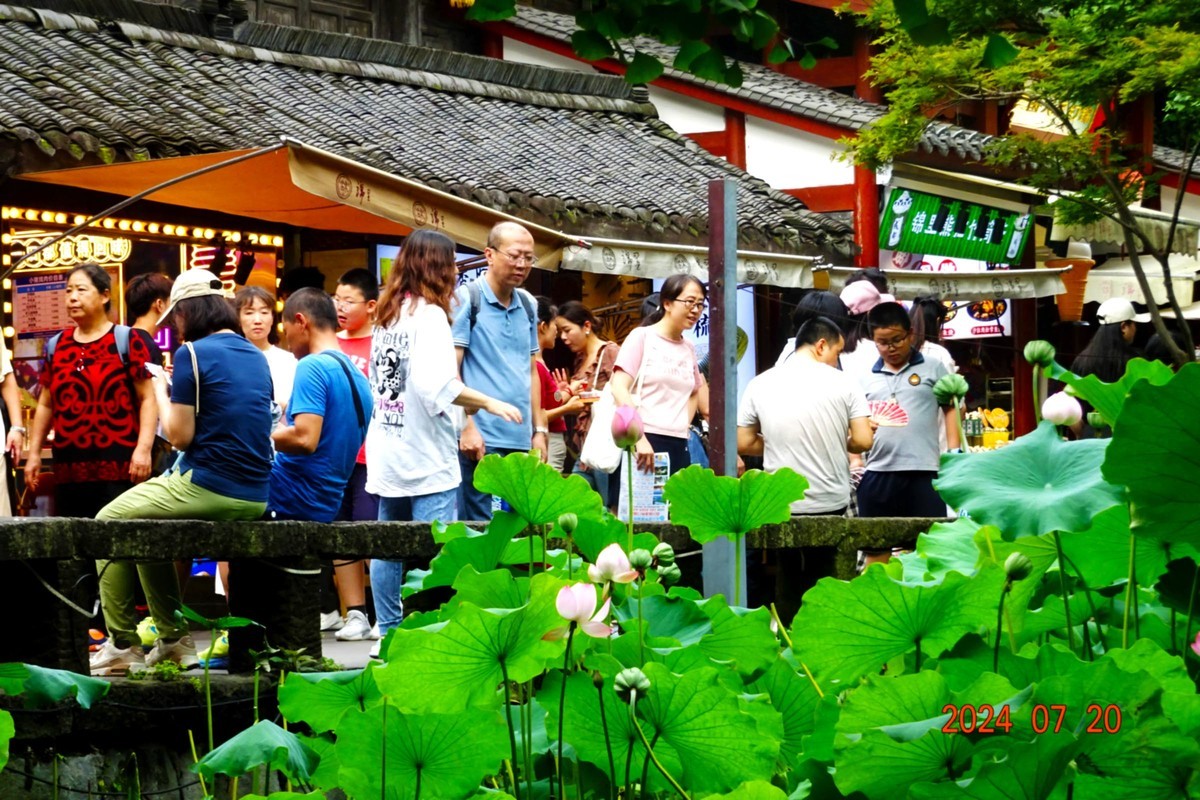 人流如织的锦里古街