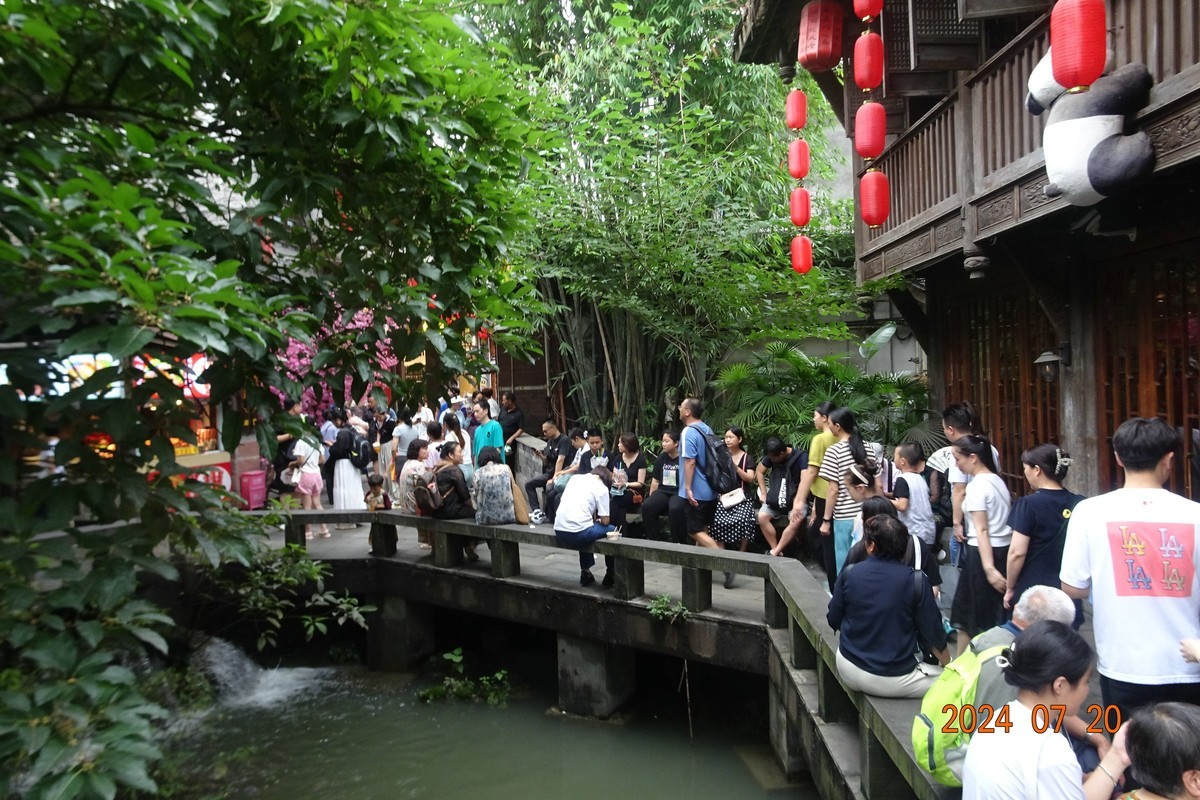 人流如织的锦里古街