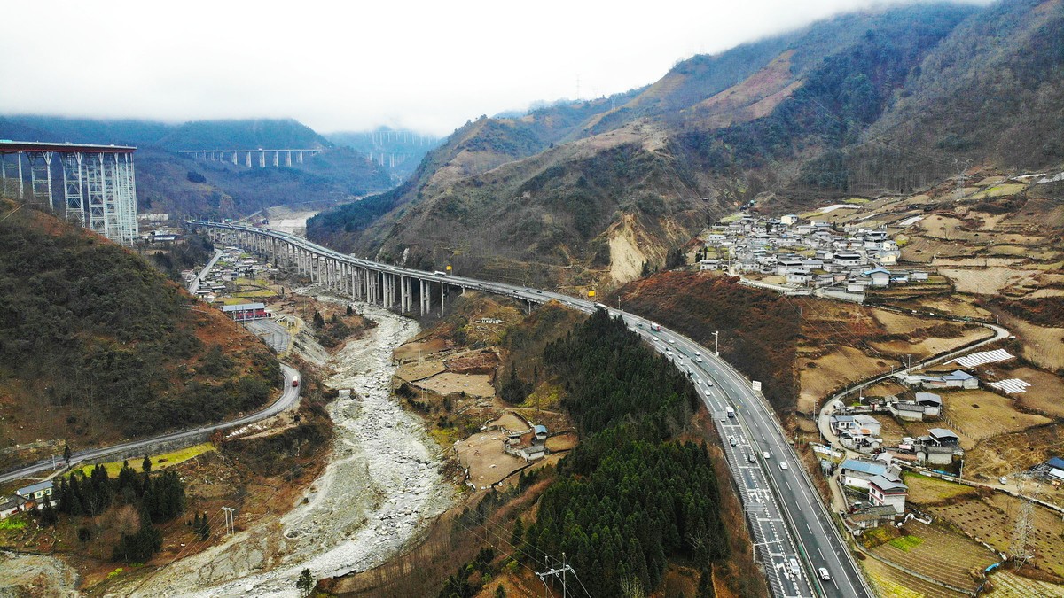 【航拍】崇山峻岭中的雅西高速
