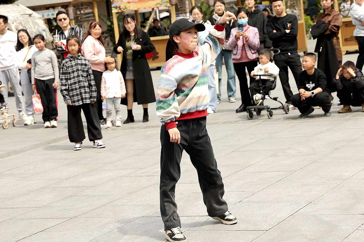 抓拍____跳霹雳舞的小女孩（上）