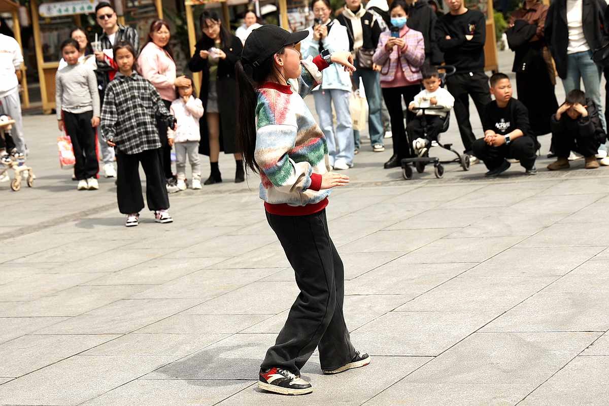 抓拍____跳霹雳舞的小女孩（上）