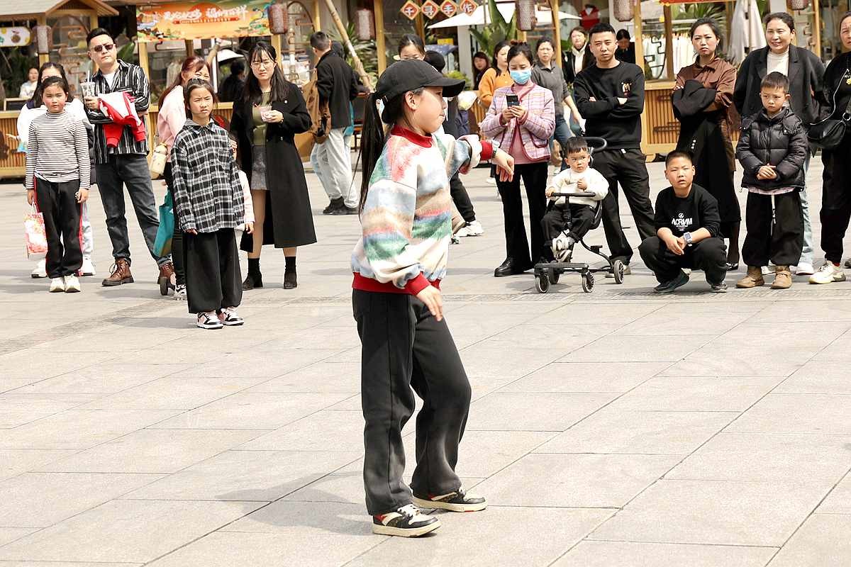 抓拍____跳霹雳舞的小女孩（上）