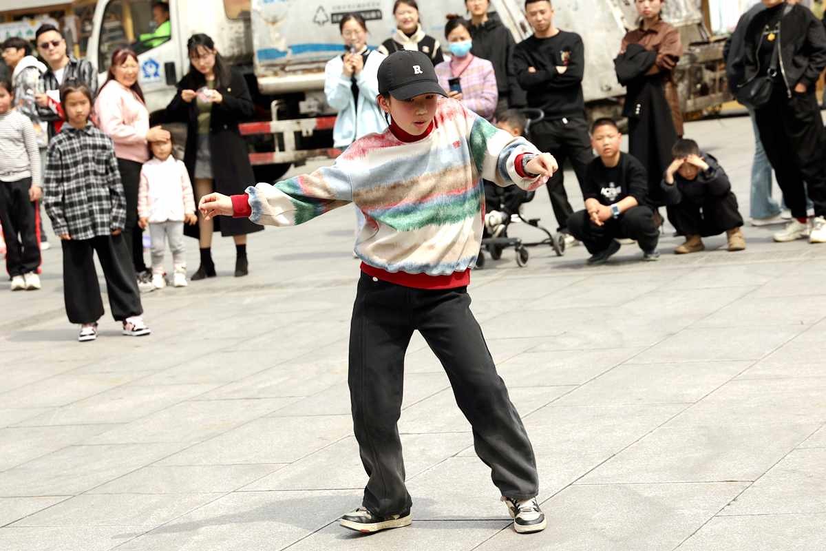 抓拍____跳霹雳舞的小女孩（上）