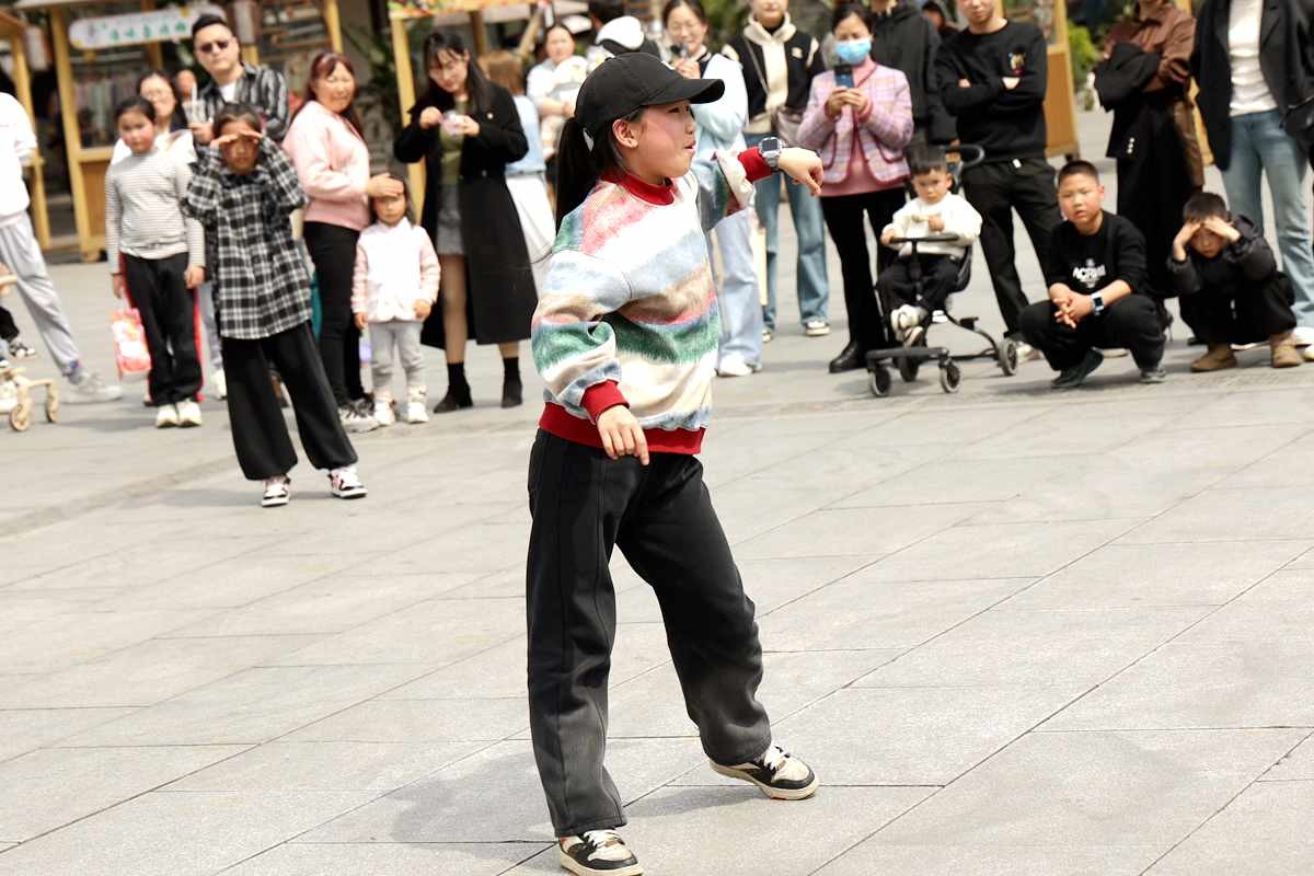 抓拍____跳霹雳舞的小女孩（上）