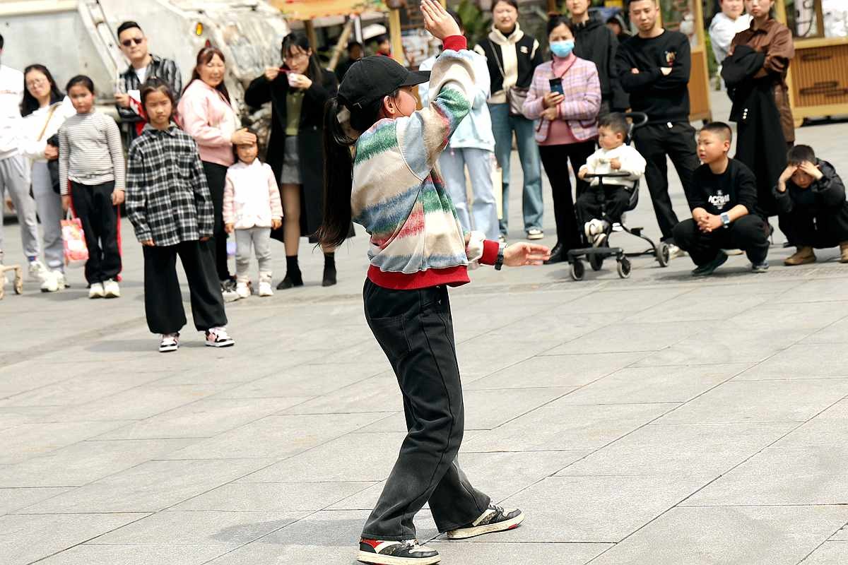 抓拍____跳霹雳舞的小女孩（上）