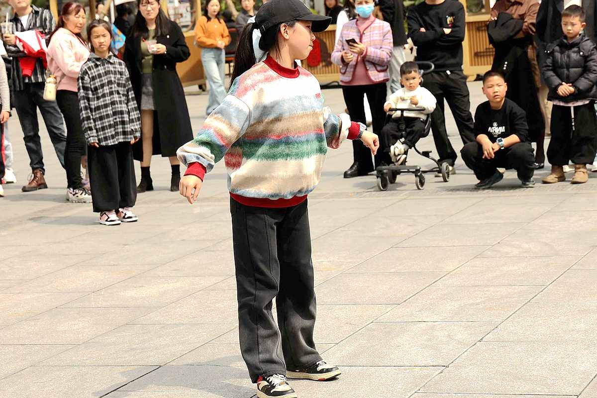 抓拍____跳霹雳舞的小女孩（上）