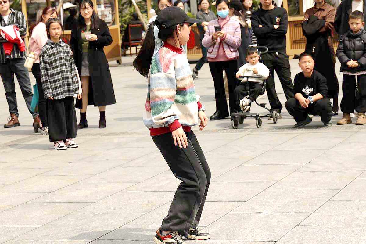 抓拍____跳霹雳舞的小女孩（上）
