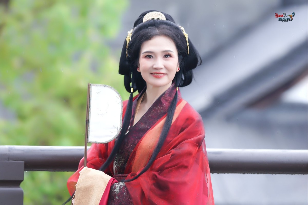 【红状丽影】---红兵