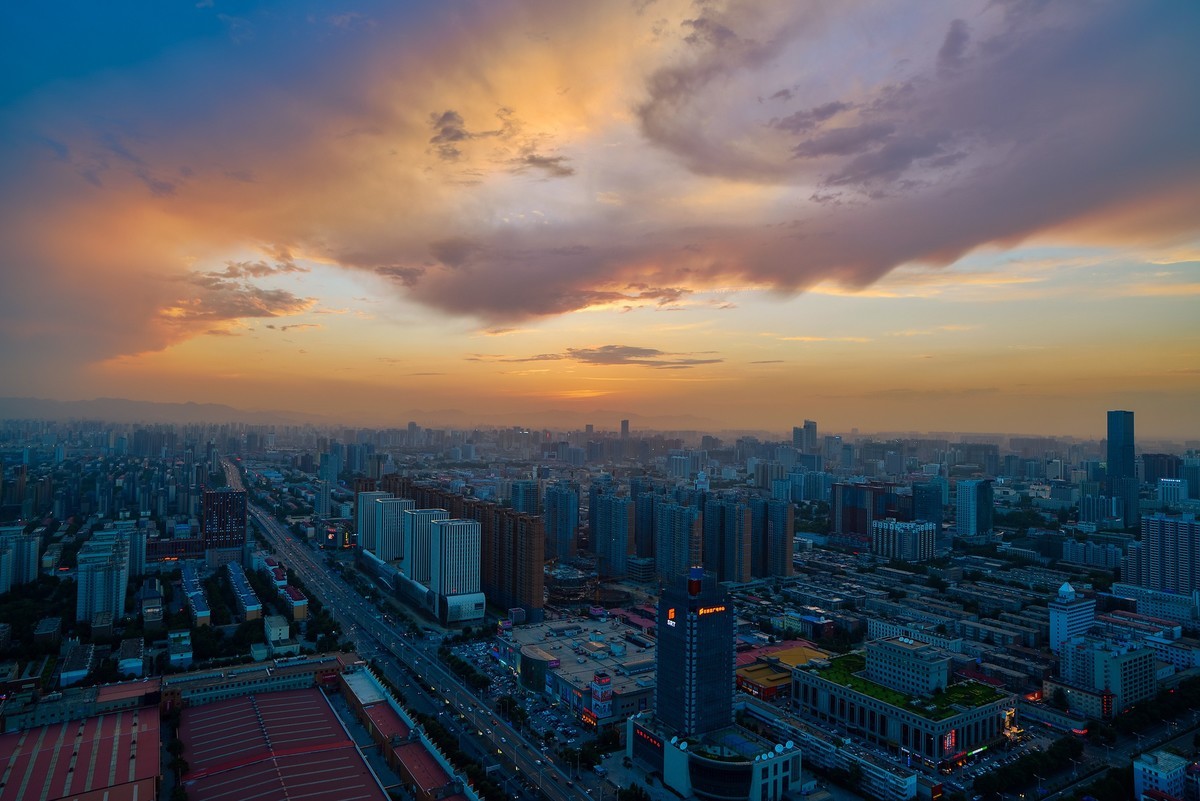 晚霞下的城市图片