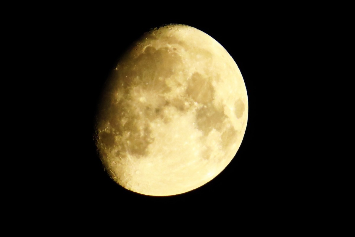 一轮秋月挂天空