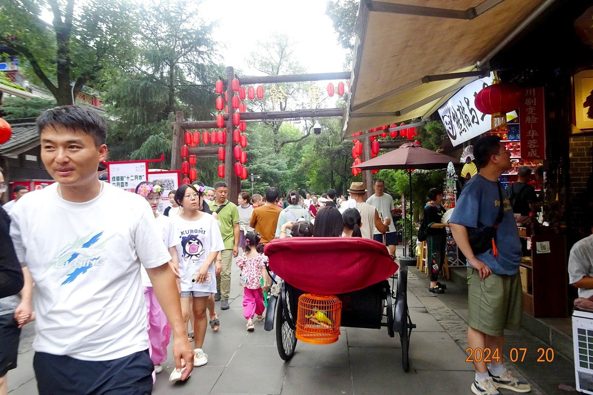 人流如织的锦里古街