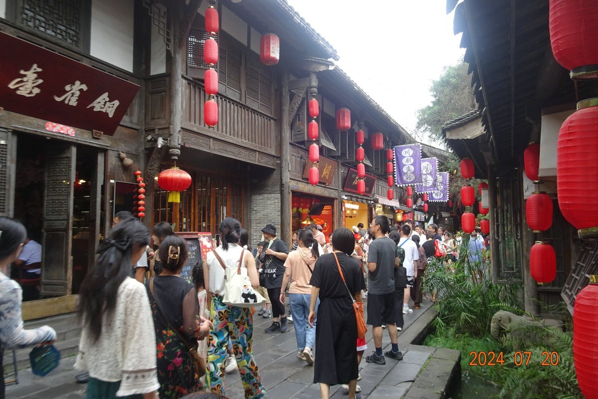 人流如织的锦里古街