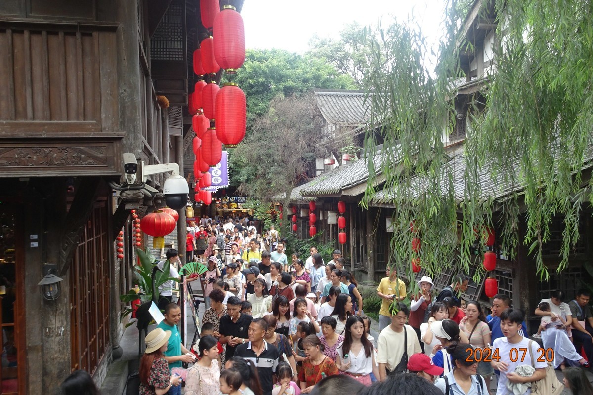 人流如织的锦里古街