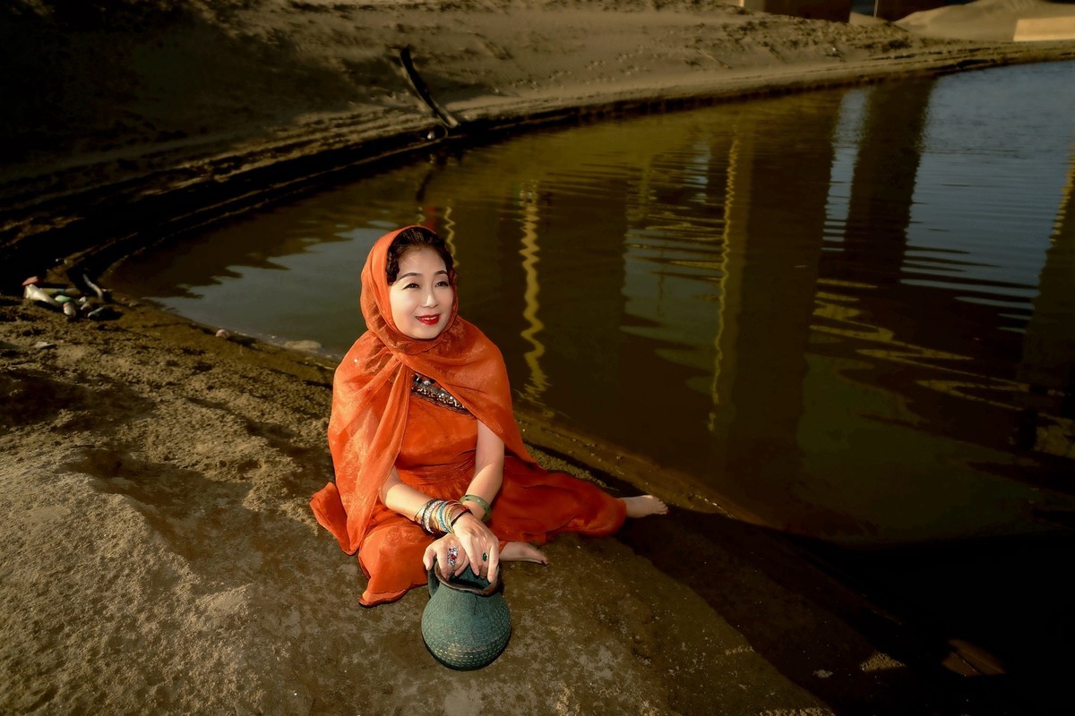 环境人像---夕阳西下---水塘边的艾艾美女！