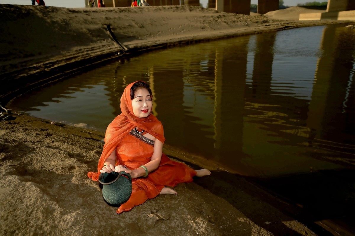 环境人像---夕阳西下---水塘边的艾艾美女！