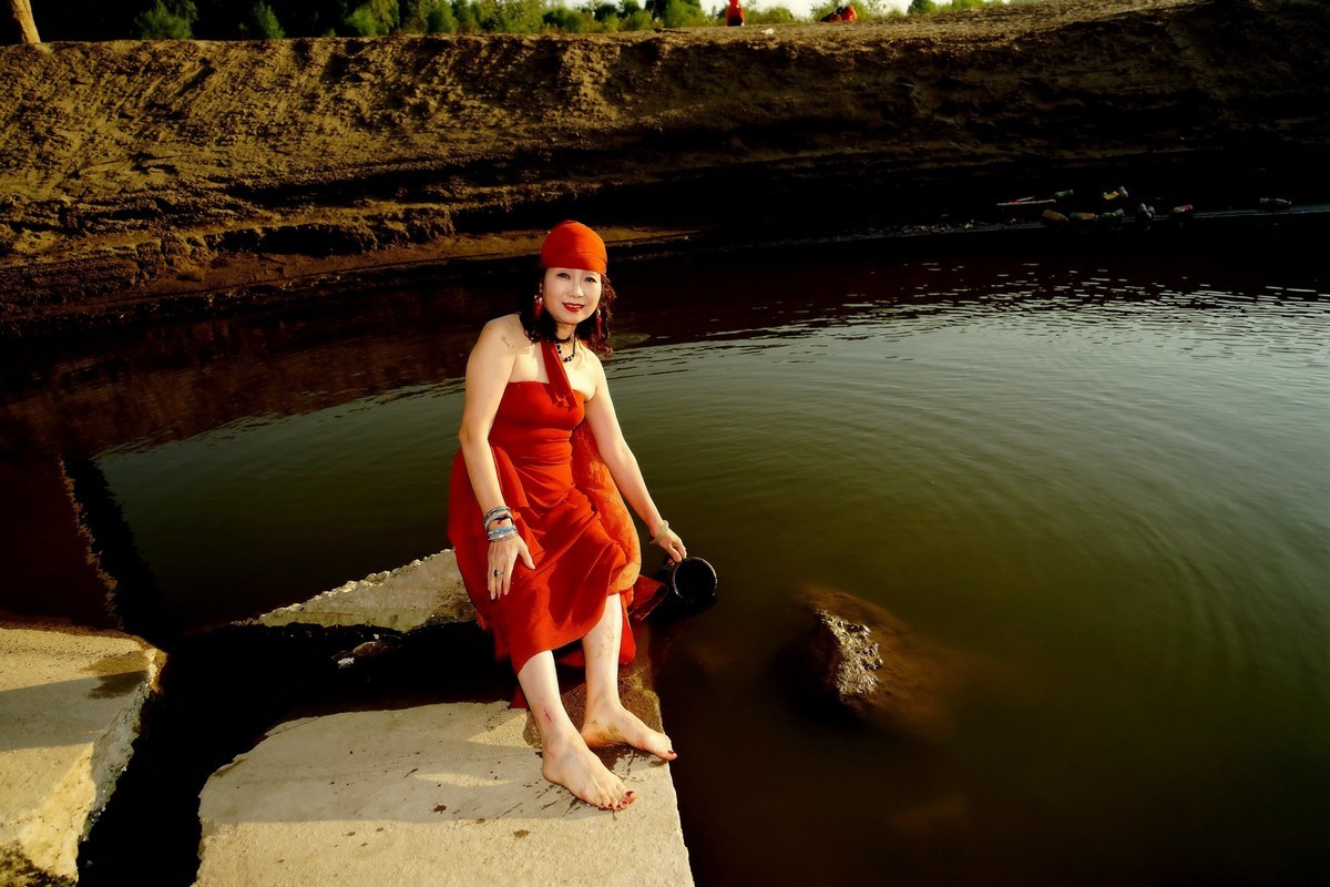 环境人像---夕阳西下---水塘边的艾艾美女！