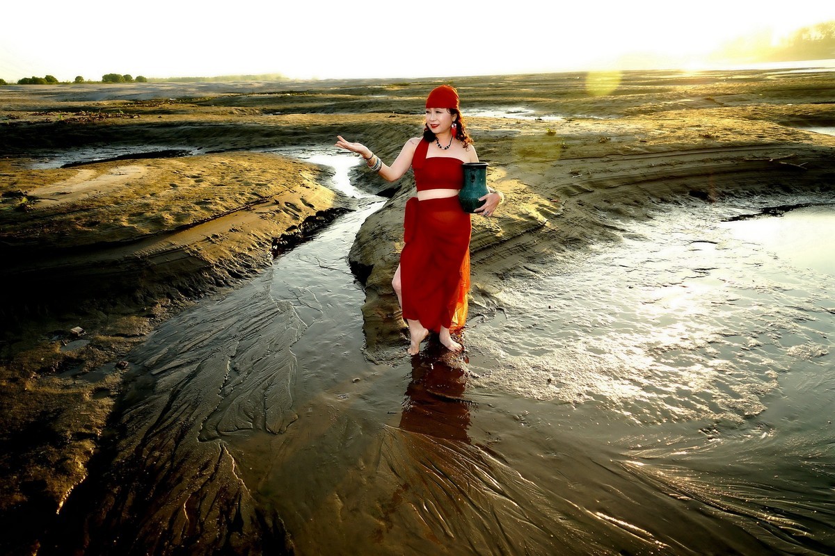 环境人像---夕阳西下---水塘边的艾艾美女！