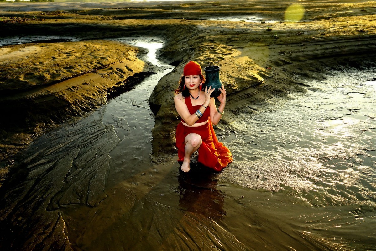 环境人像---夕阳西下---水塘边的艾艾美女！