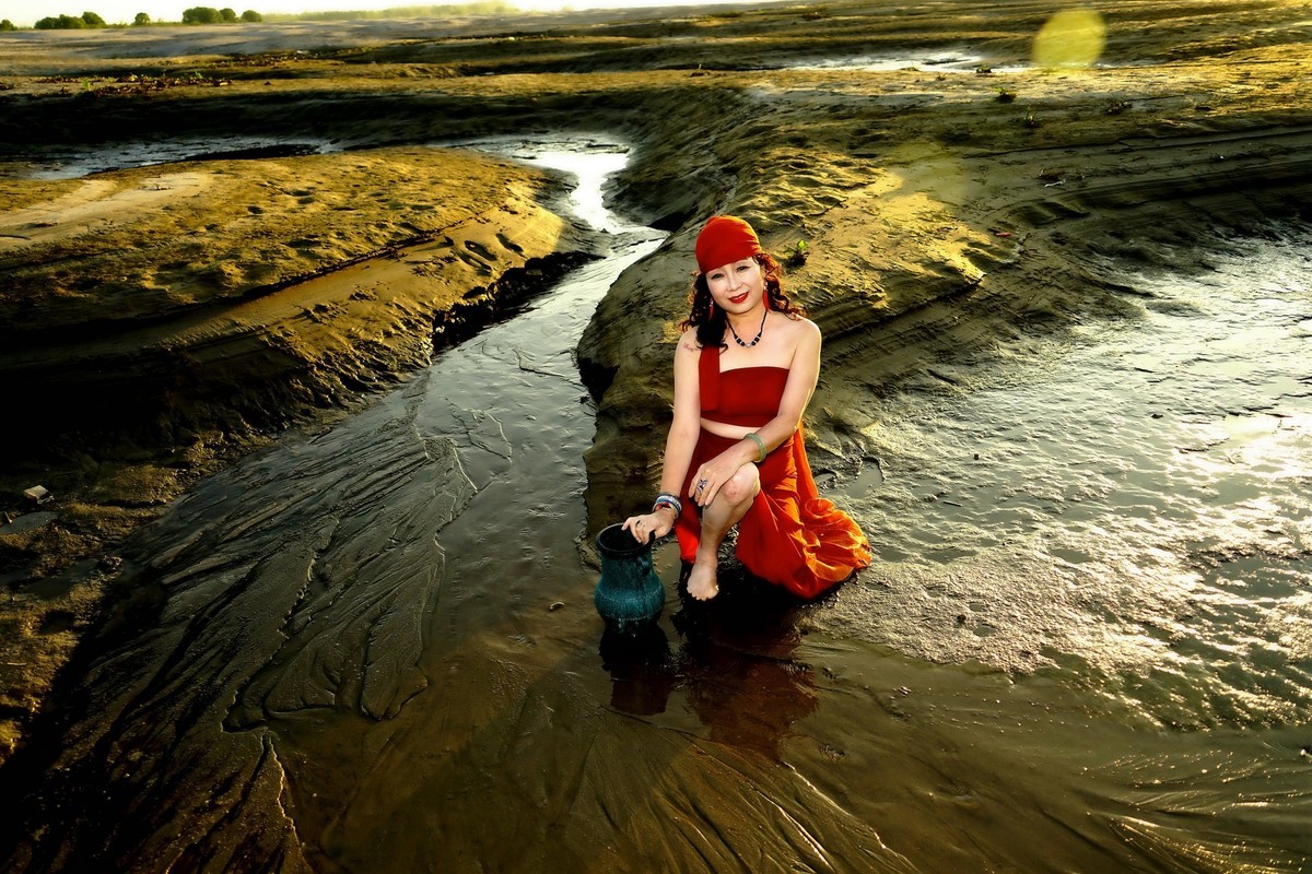 环境人像---夕阳西下---水塘边的艾艾美女！