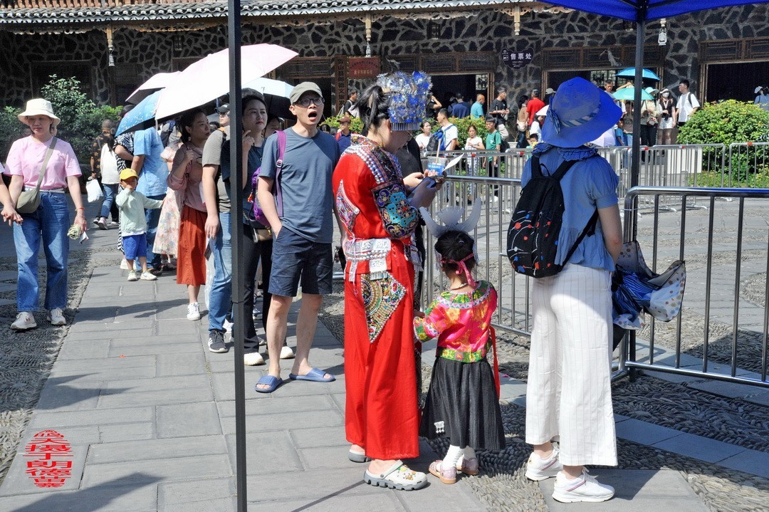 大山里的朗德苗寨一、      周鸣天