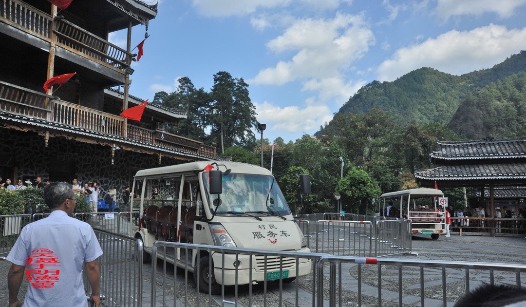 大山里的朗德苗寨一、      周鸣天