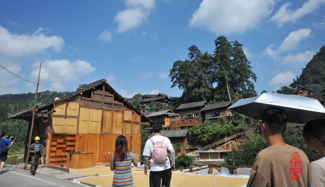 大山里的朗德苗寨一、      周鸣天