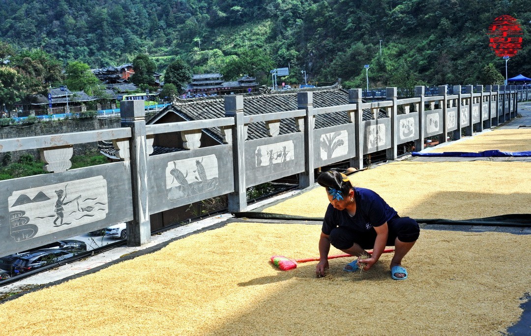 大山里的朗德苗寨一、      周鸣天
