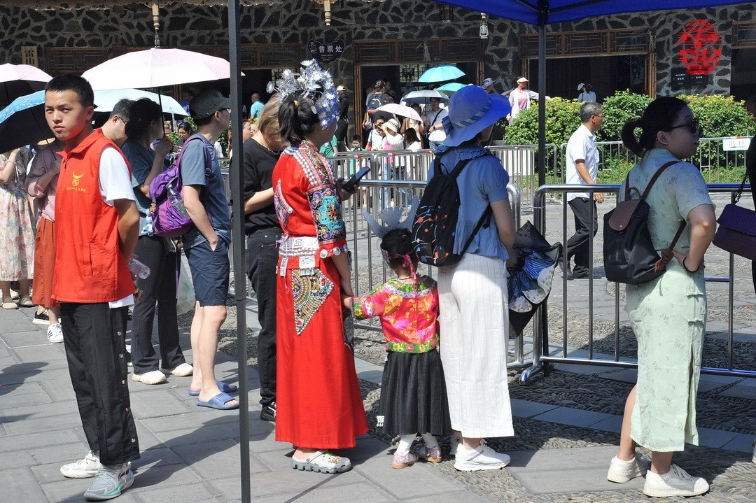 大山里的朗德苗寨一、      周鸣天
