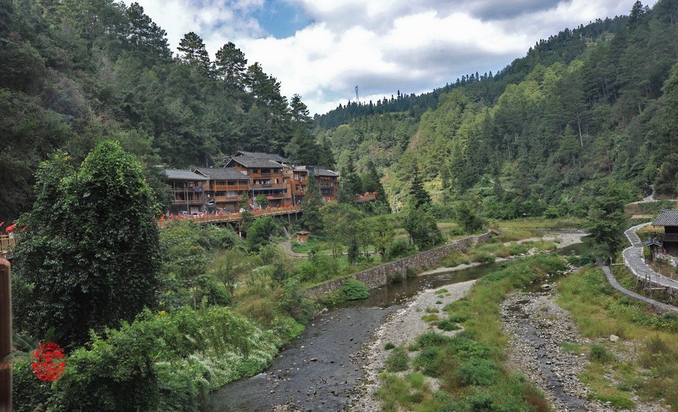 大山里的朗德苗寨一、      周鸣天