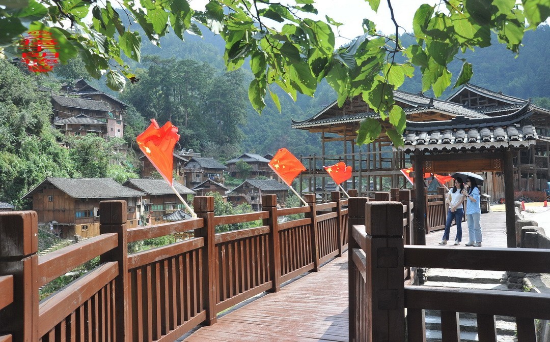 大山里的朗德苗寨一、      周鸣天