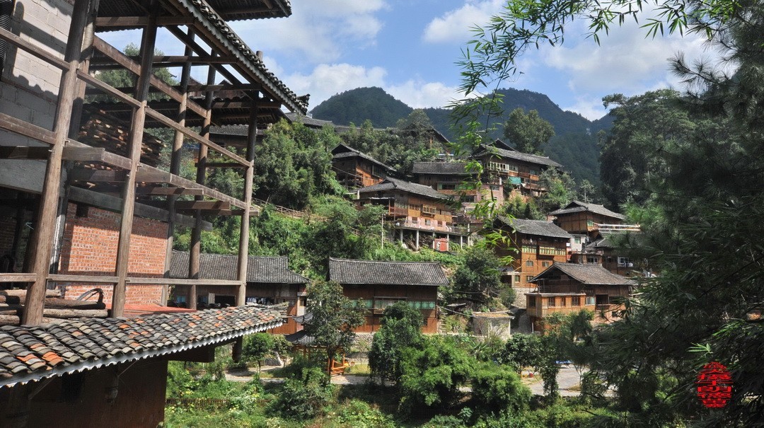 大山里的朗德苗寨一、      周鸣天