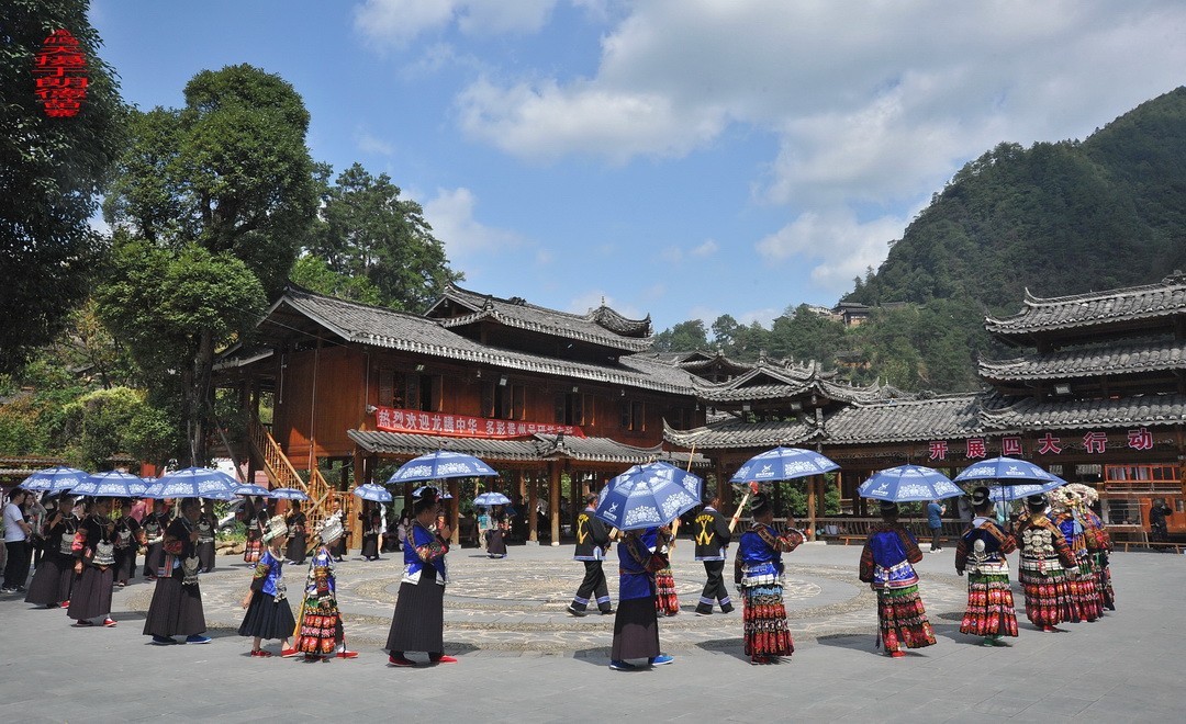 大山里的朗德苗寨一、      周鸣天