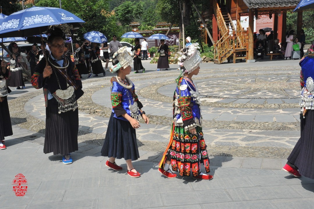 大山里的朗德苗寨一、      周鸣天