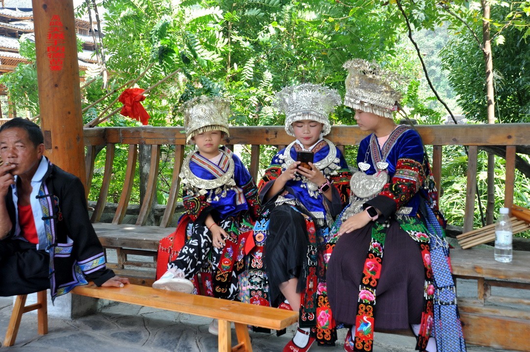 大山里的朗德苗寨一、      周鸣天