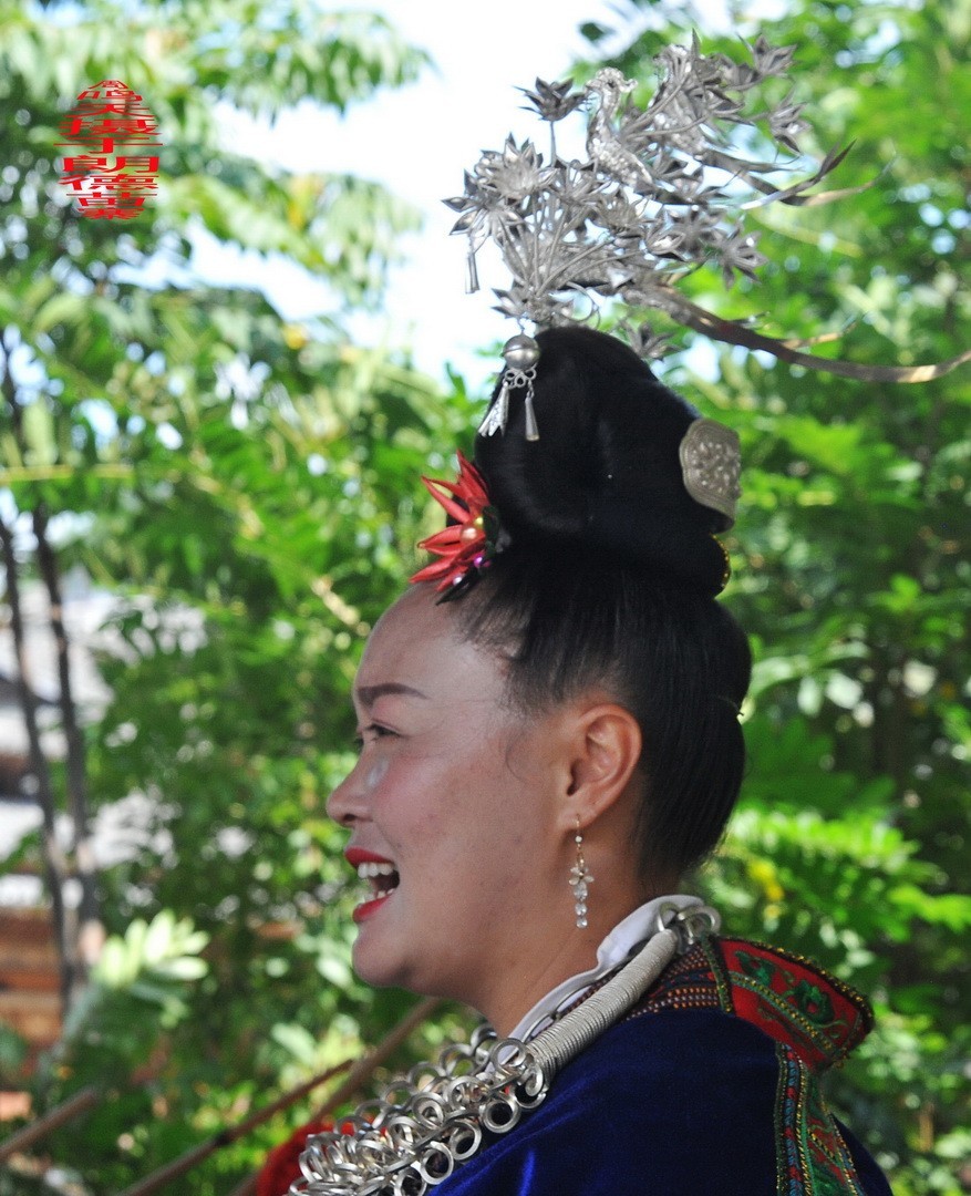 大山里的朗德苗寨一、      周鸣天