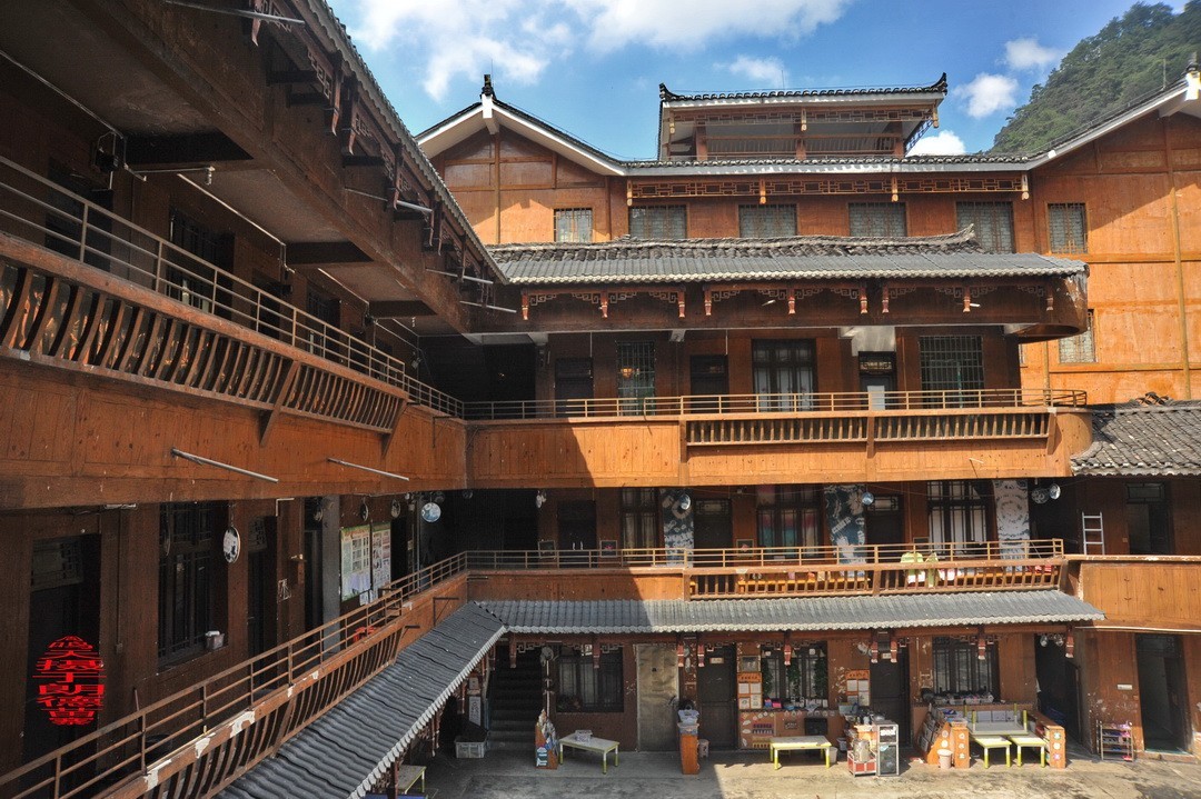 大山里的朗德苗寨一、      周鸣天