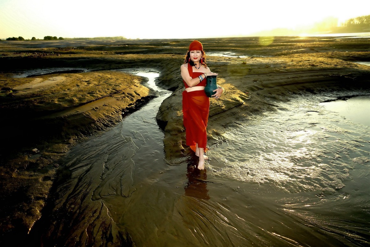 环境人像---夕阳西下---水塘边的艾艾美女！