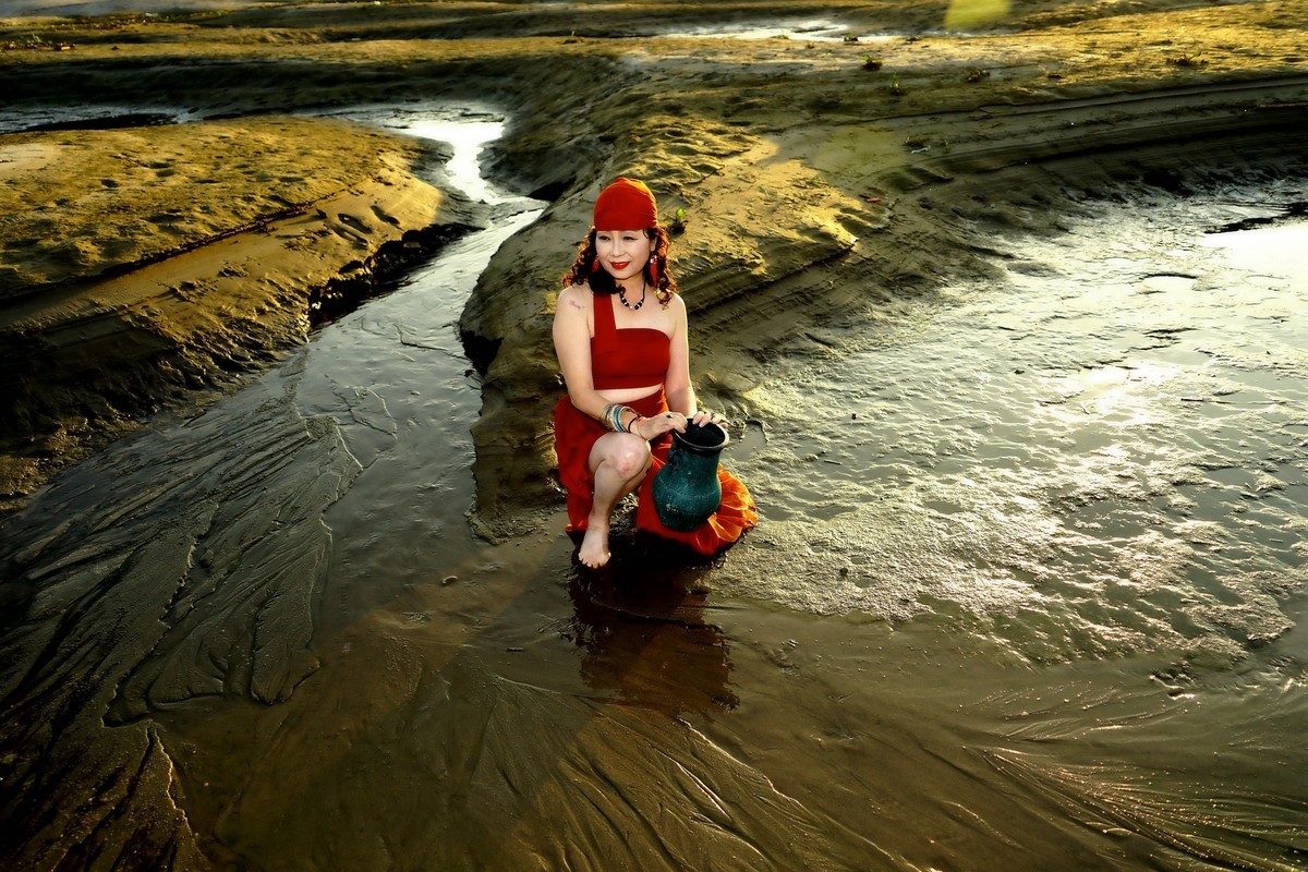 环境人像---夕阳西下---水塘边的艾艾美女！