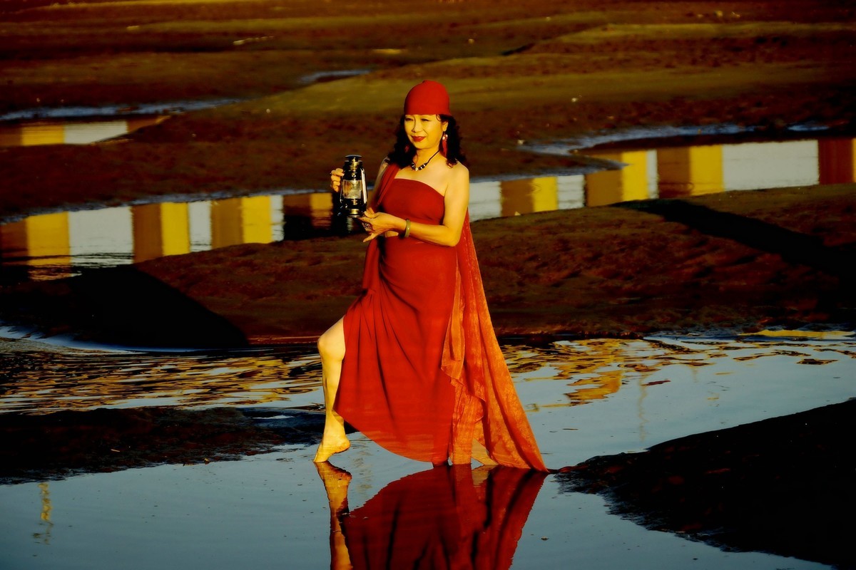 环境人像---夕阳西下---水塘边的艾艾美女！