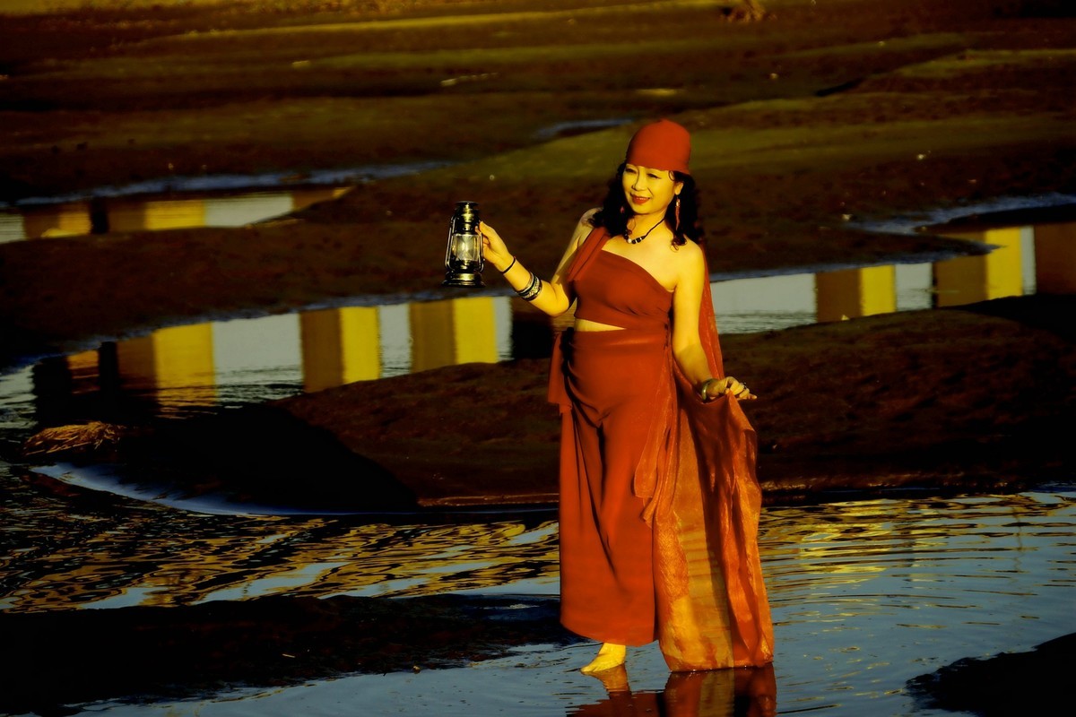 环境人像---夕阳西下---水塘边的艾艾美女！