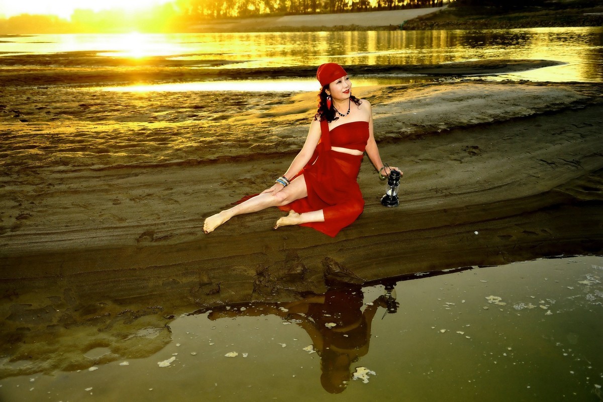 环境人像---夕阳西下---水塘边的艾艾美女！