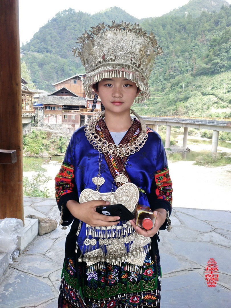 大山里的朗德苗寨一、      周鸣天