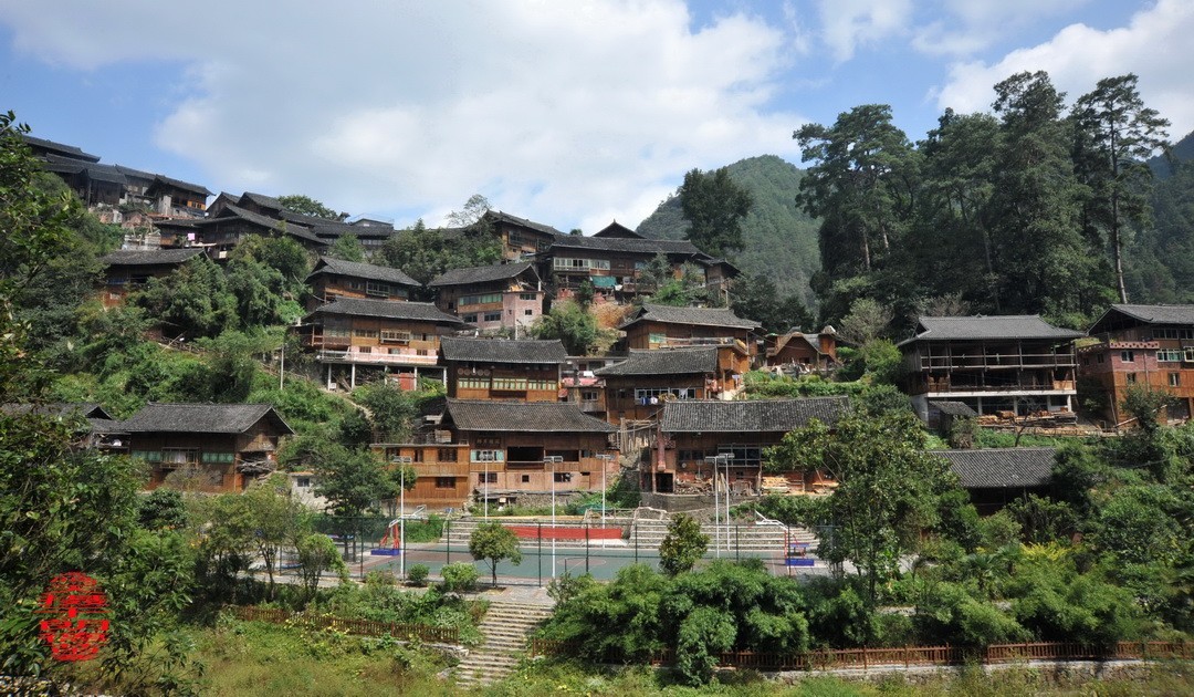 大山里的朗德苗寨一、      周鸣天