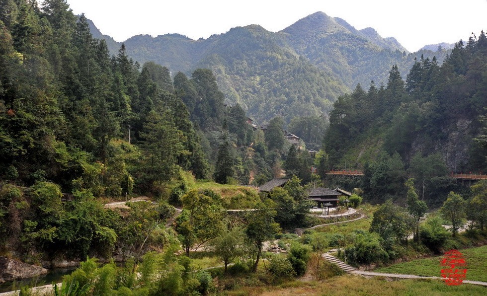 大山里的朗德苗寨一、      周鸣天