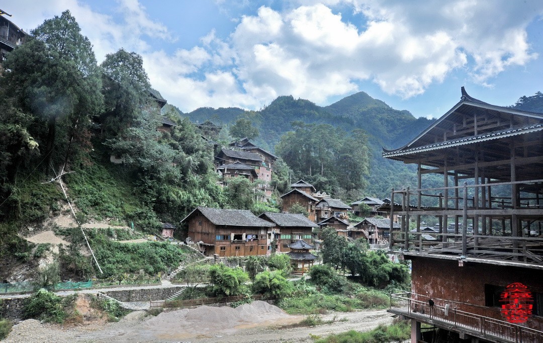大山里的朗德苗寨一、      周鸣天